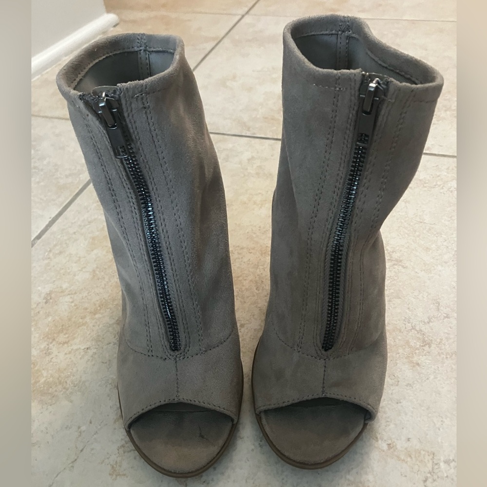 Chunky high heel with zipper